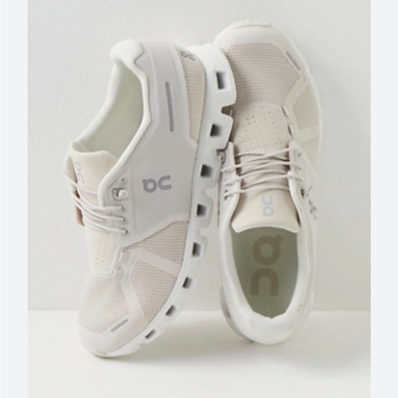 On Running Shoes - On Cloud 5 Trainers Color: Pearl / White women 7 new